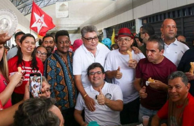 Rafael toma café no Mercado do São Joaquim e conversou com feirantes e clientes